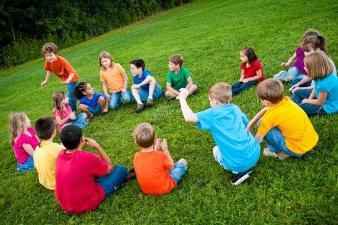 Image of kids siting in a circle playing duck duck goose