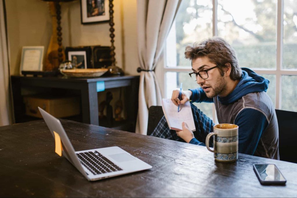 Howtoselectahomeschoolingcurriculum Image of a parent trying to select a homeschooling curriculum