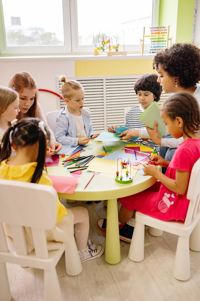 teacher talking to preschool students best classroom management strategies