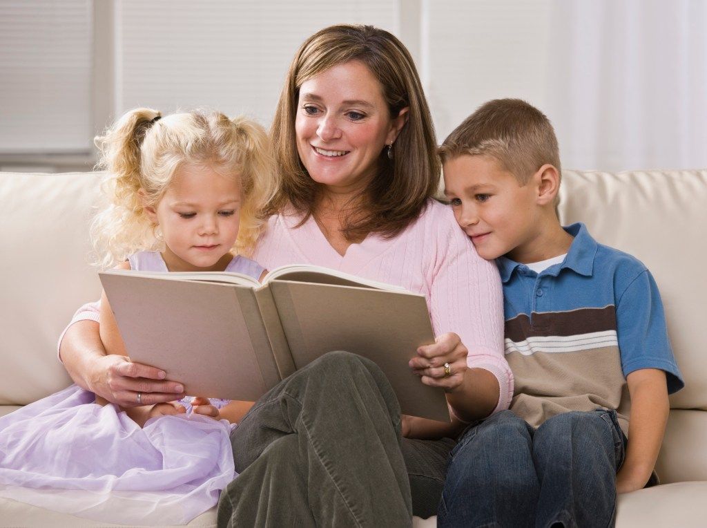 Image of a mother reading stories to her kids