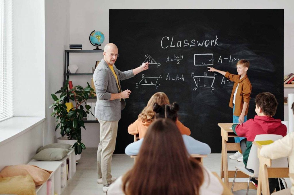 Teacher explaining to students Math puzzles Teacher explaining to students Math puzzles