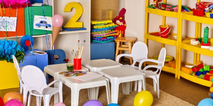 40 Attractive Kindergarten Classroom Decoration Ideas to Make it Look  Catchy - Talkdecor | Kindergarten classroom decor, Preschool classroom  decor, Classroom ceiling decorations