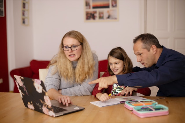 coparentsteachingtheirchildtogetherasfamily co parents teaching their child together as family