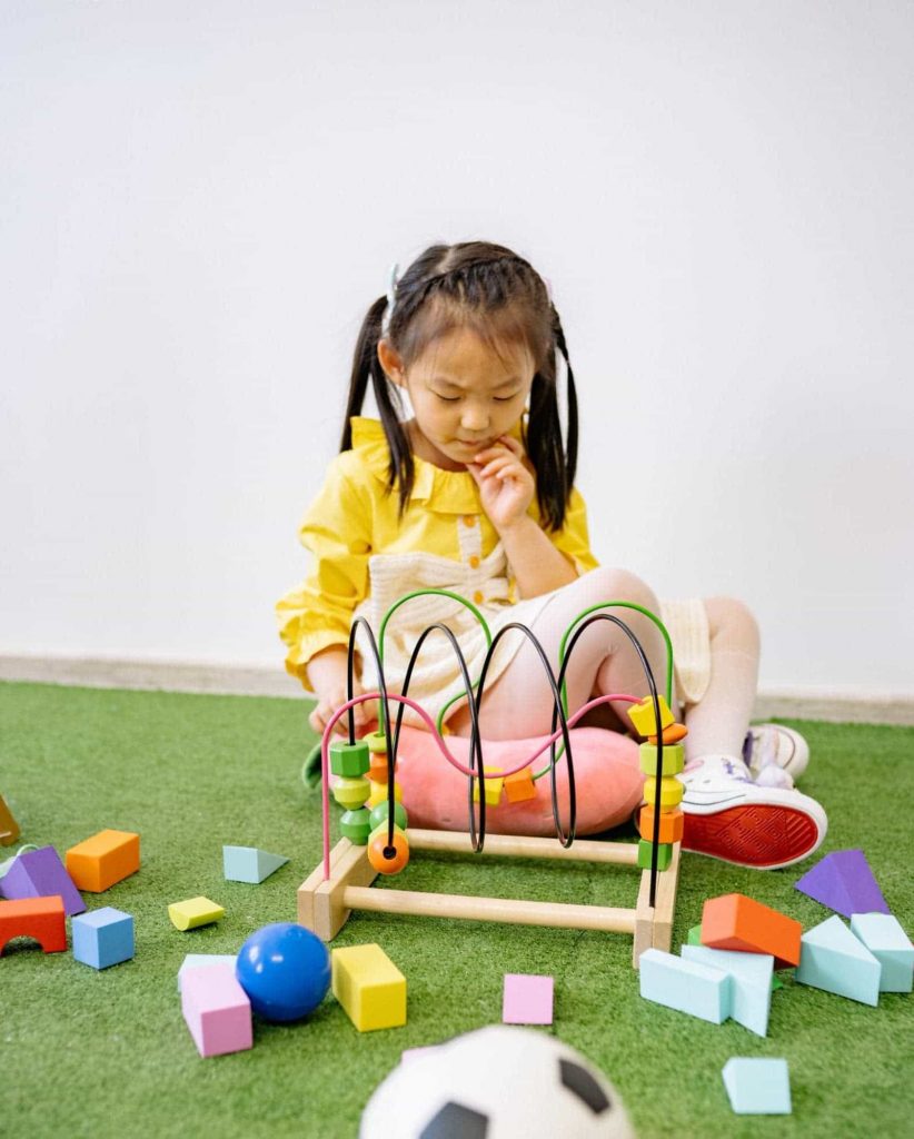 kidplayinginclass Image of a kid practicing divergent thinking in class