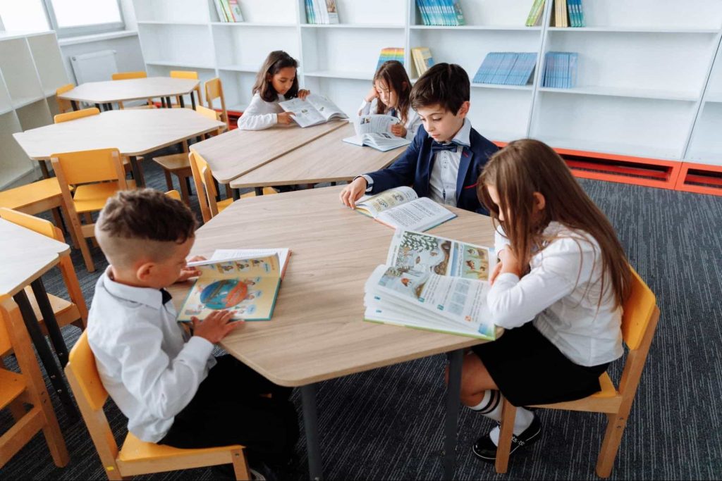 Kidsinclass Image of kids sitting in class and reading