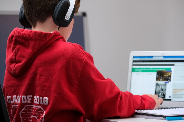 Imageof a kid taking online classes through Asynchronous Learning