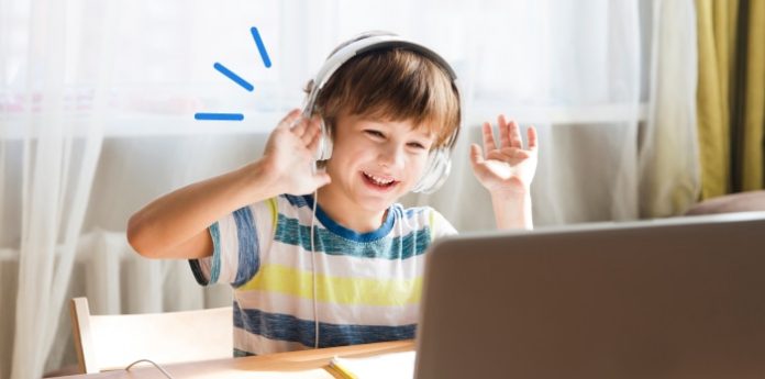 Image of a kid learning from online learning platforms