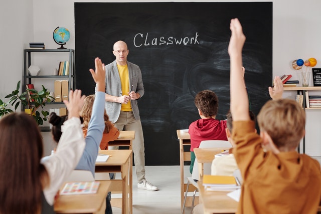 Teacher teaching his students scaffolding strategies