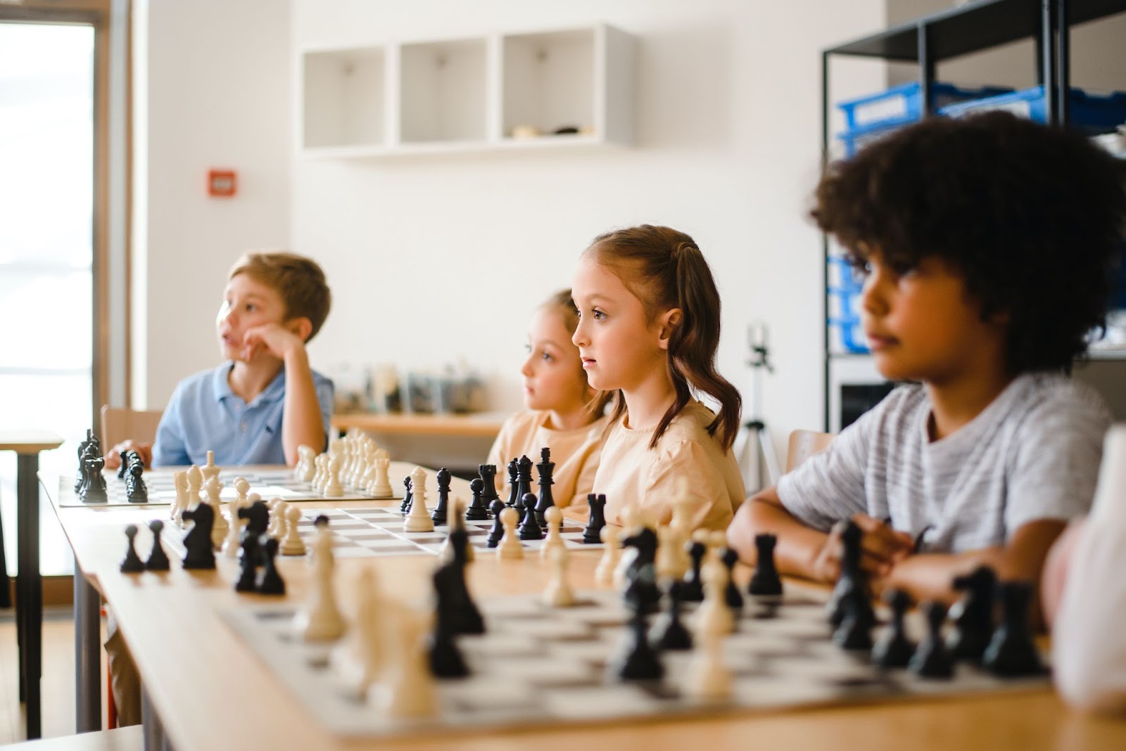 Почему шахматы спорт. Шахматы для детей. Взрослый шахматист с ребенком.