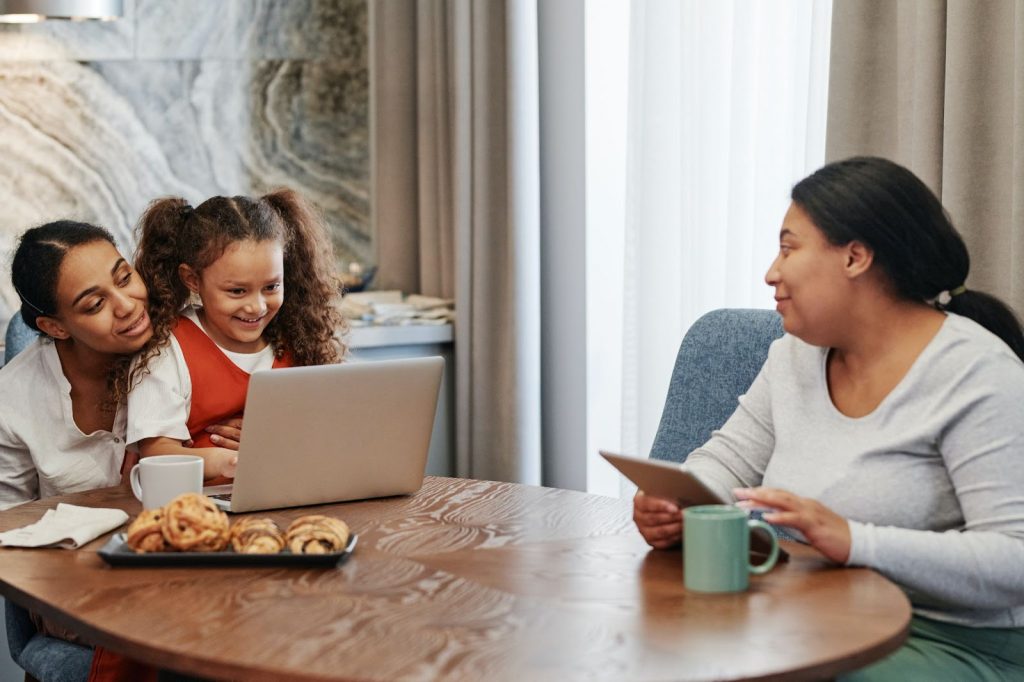 Women having a conversation with their daughter at the dinner table