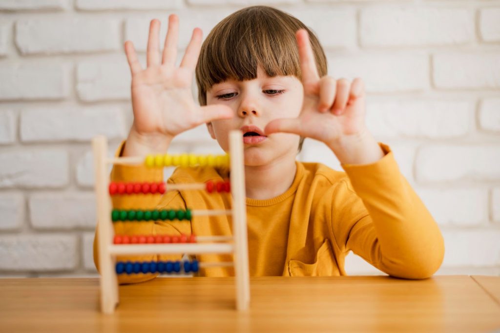 A kid counting on fingers