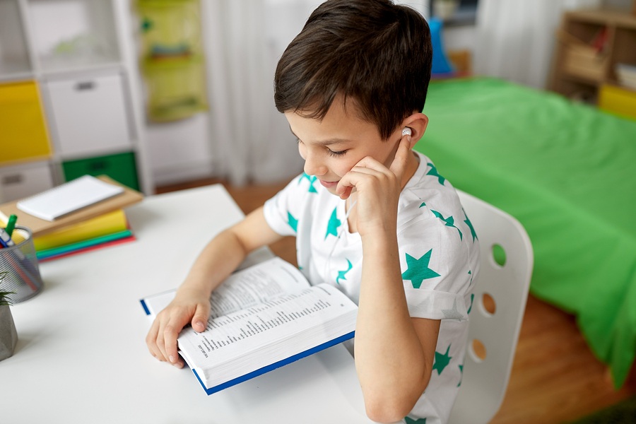 Kid using dictionary