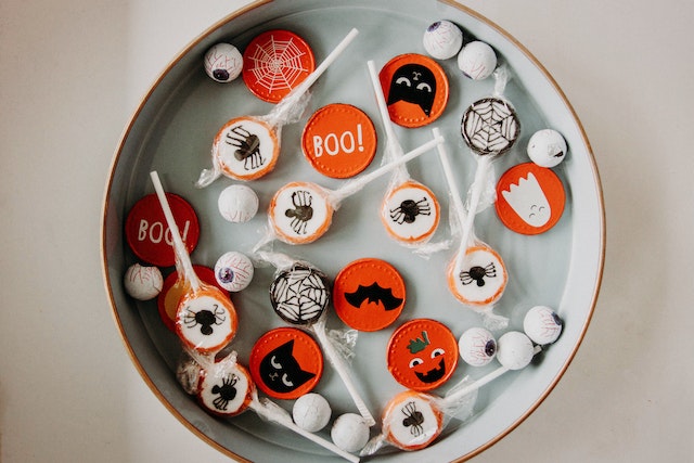 halloweencandybox A candy box wth halloweened themed candies in it