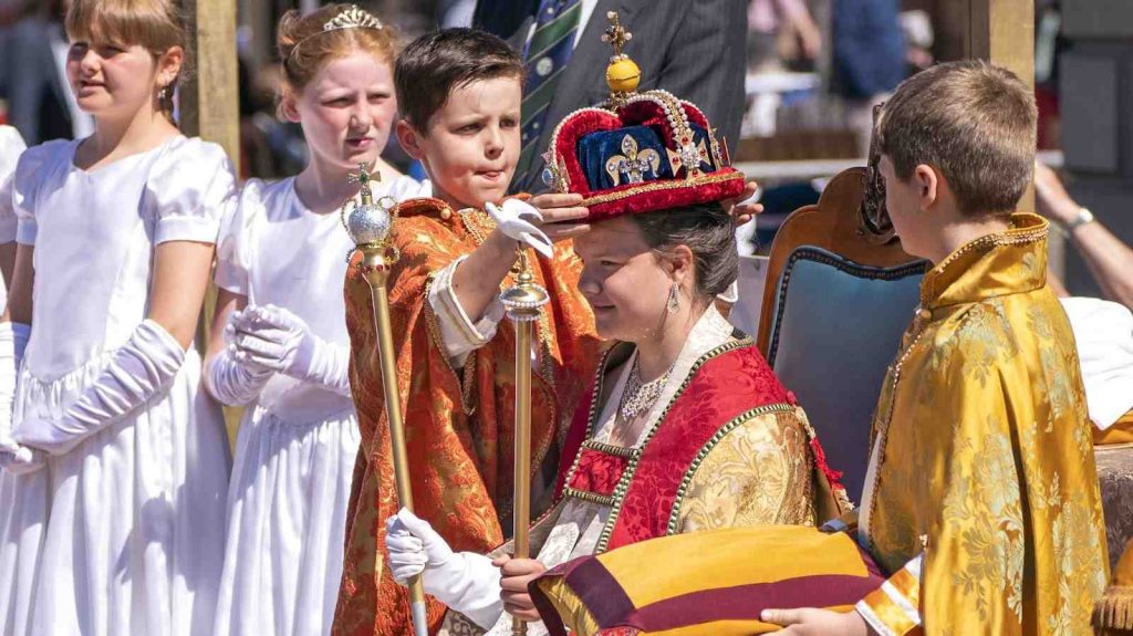 Kids enacting queen crowning