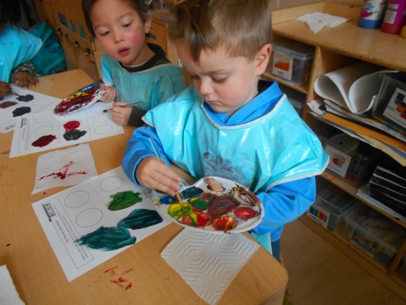 Kids mixing colors