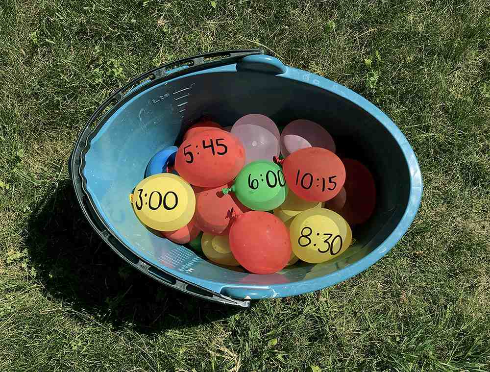 Balloons with time written on it