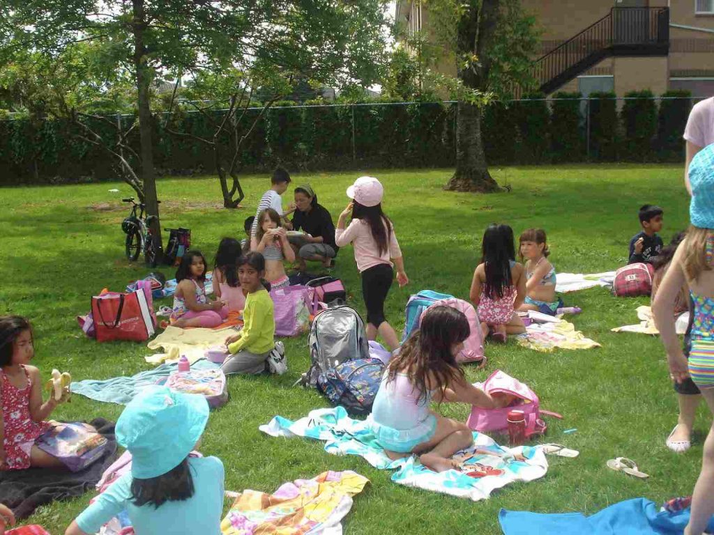 Kids in a picnic