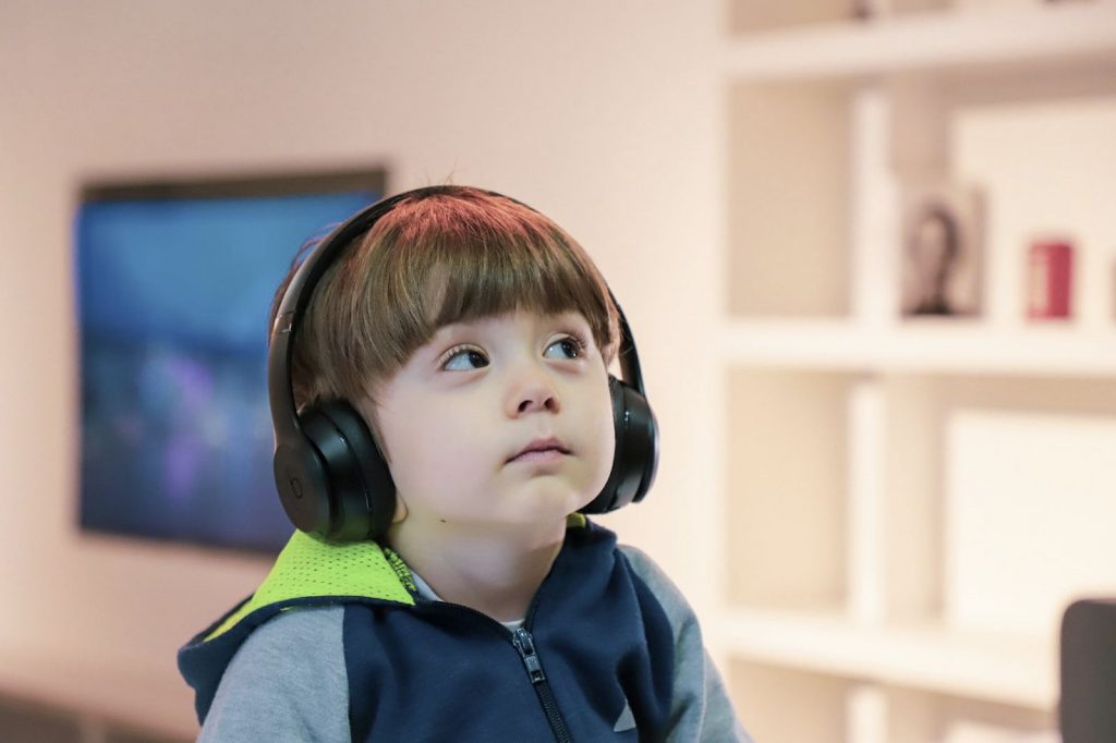 Kid wearing a headphone