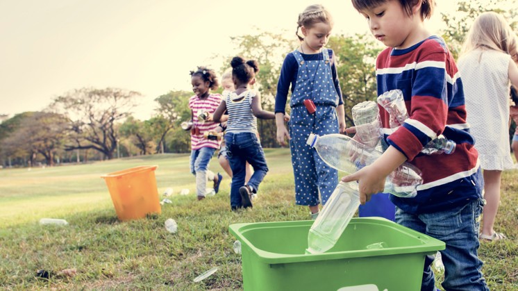 kids collecting plastics