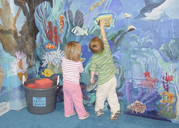 kids looking at a mural