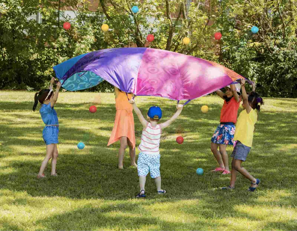 Kids playing parachute play