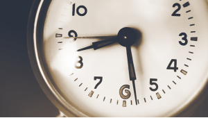 Identifying half past 8 on analog clock